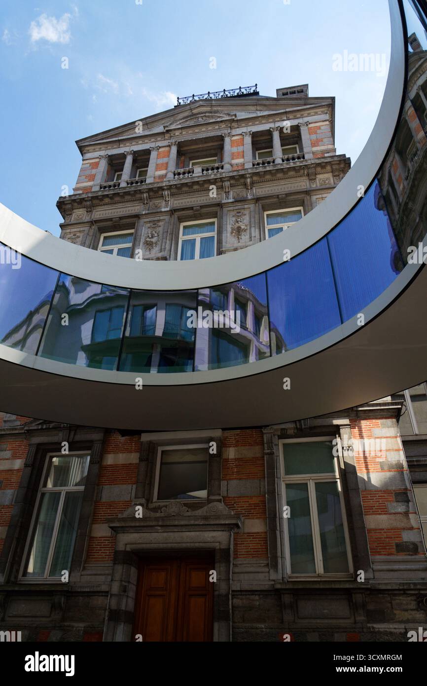 Le pont piétonnier rond passerelle Tondo reliant la Chambre des représentants avec le bâtiment Forum, le gouvernement fédéral de Belgique, Bruxelles Banque D'Images