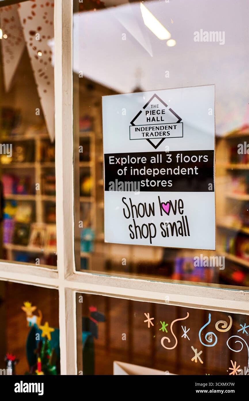 Vitrine de petite entreprise indépendante opérant dans le Hall de pièce, Halifax, Royaume-Uni Banque D'Images