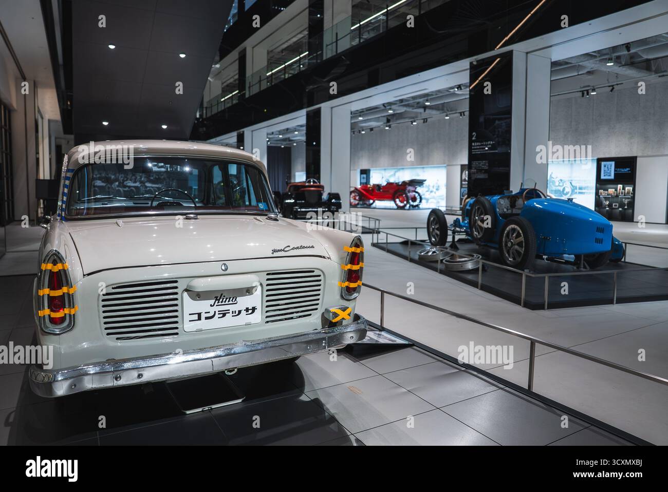 Galerie du musée de l'automobile Toyota avec berline vintage et voiture de course Banque D'Images
