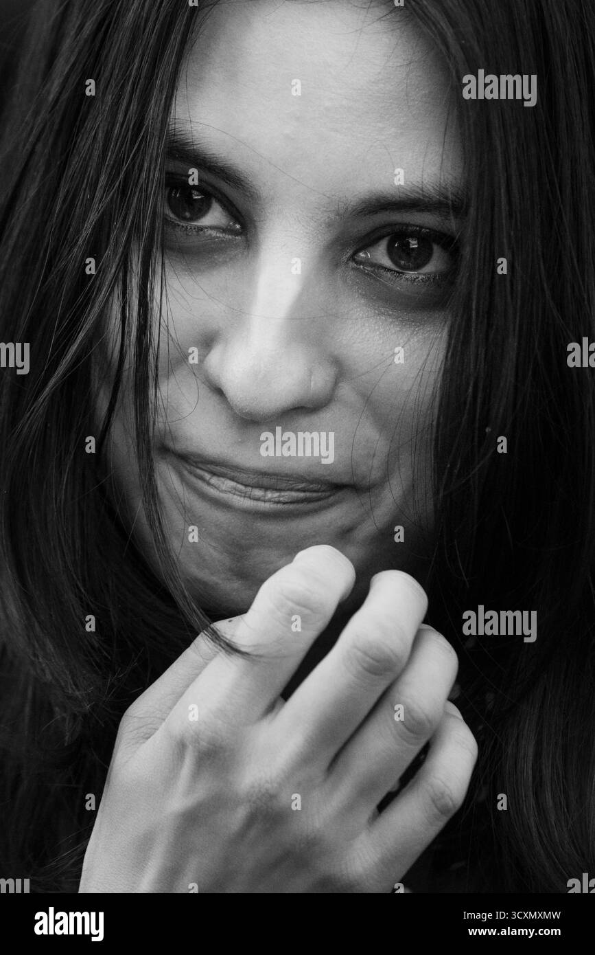 JOJO ORME, PORTRAITS, 2025 : Jojo Orme du groupe Hearrtworms rencontre des fans et discute à la tente Rough Trade. Brecon, pays de Galles, Royaume-Uni, 14 août 2025. Le Green Man Festival 2025. Photographie : Rob Watkins/Alamy Live News. INFO : Jojo Orme, jouant comme Heartworms, est un artiste post-punk saisissant basé dans le sud de Londres dont le son sombre et gothique mêle rythmes industriels et mélodies étranges. Banque D'Images