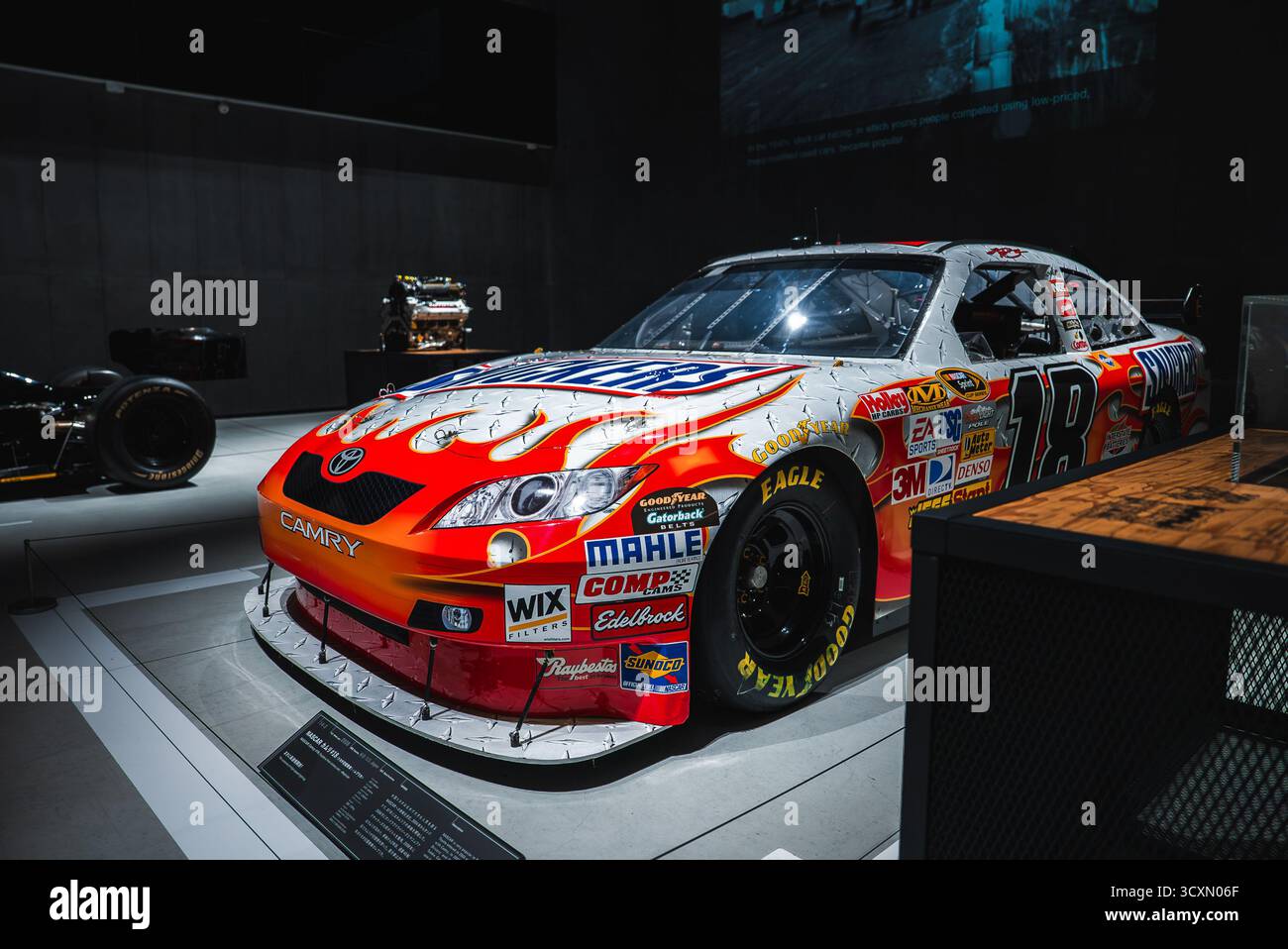 Toyota numéro 18 voiture de stock sur la plate-forme au Toyota automobile Museum Banque D'Images