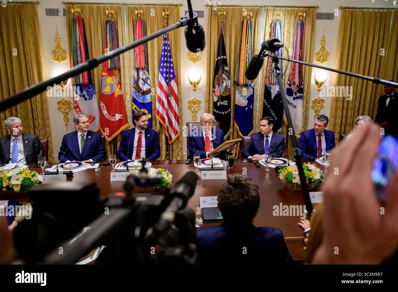 Le président Donald Trump organise un déjeuner bilatéral pour le président Javier Milei de l’Argentine, au cours duquel il présente au président Donald J. Trump une lettre encadrée d’or le désignant pour le prix Nobel de la paix à la Maison Blanche le mardi 14 octobre 2025. Image reproduite avec l'aimable autorisation de la Maison Blanche. Banque D'Images