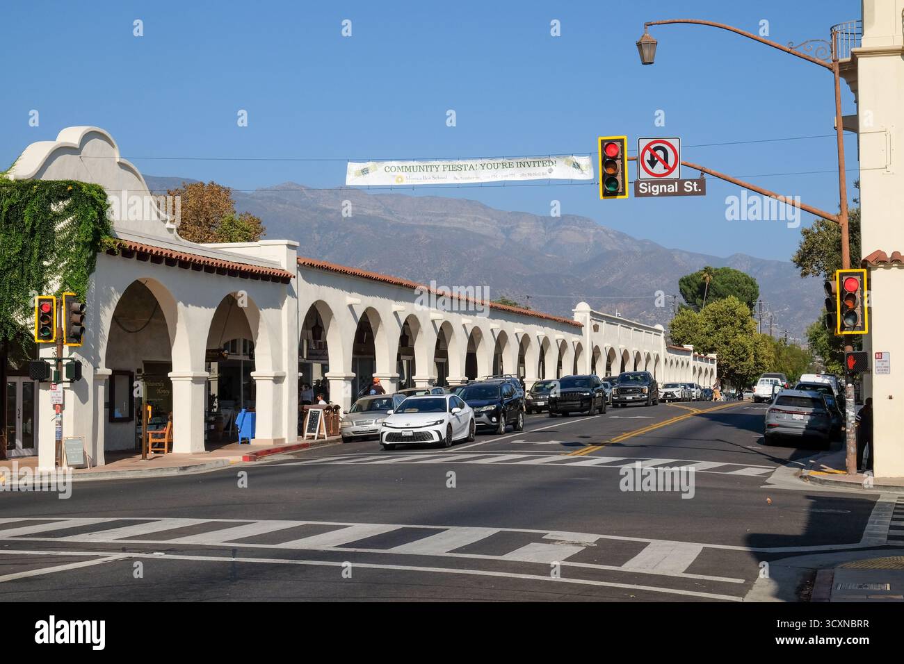 Rue principale d'Ojai avec des magasins dans les arcades, Ojai, Californie, États-Unis Banque D'Images