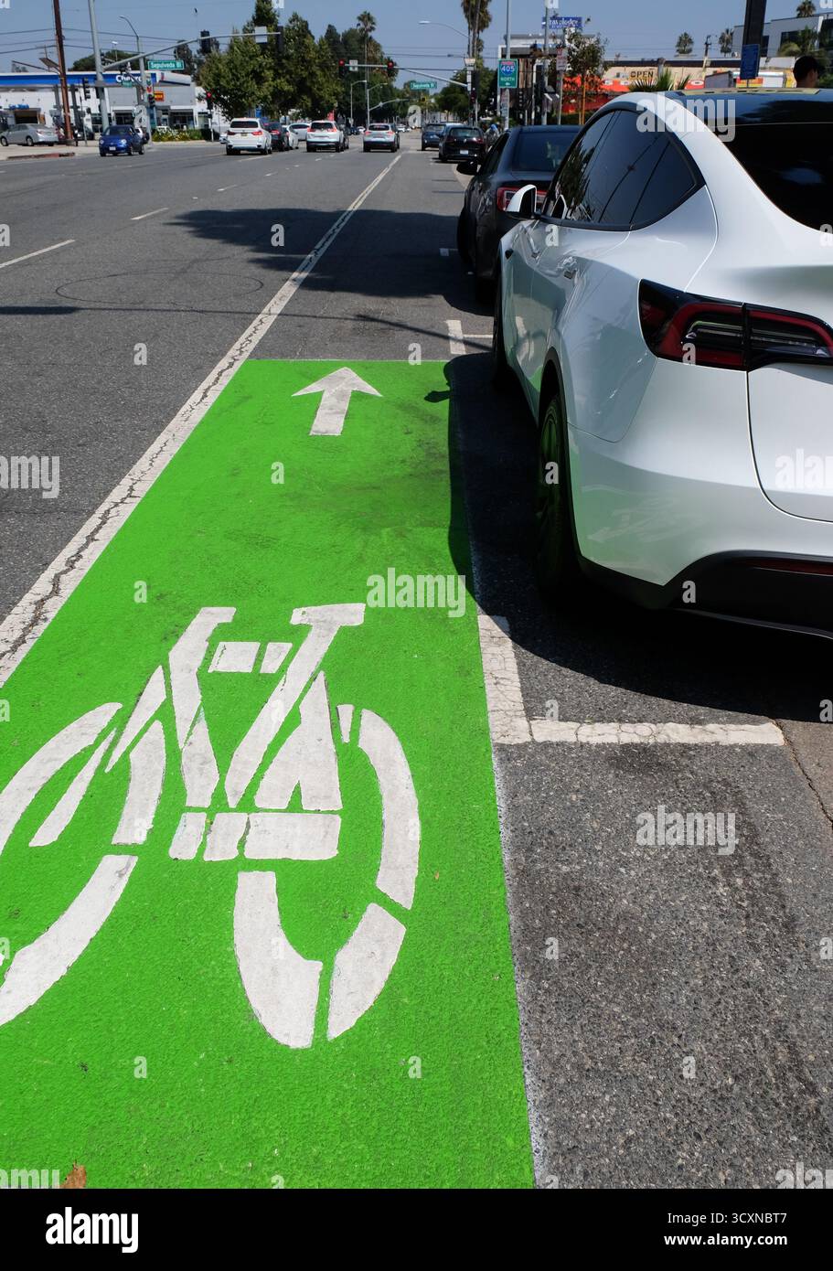 Marquage routier des pistes cyclables et voiture Tesla, Los Angeles, Californie, États-Unis Banque D'Images