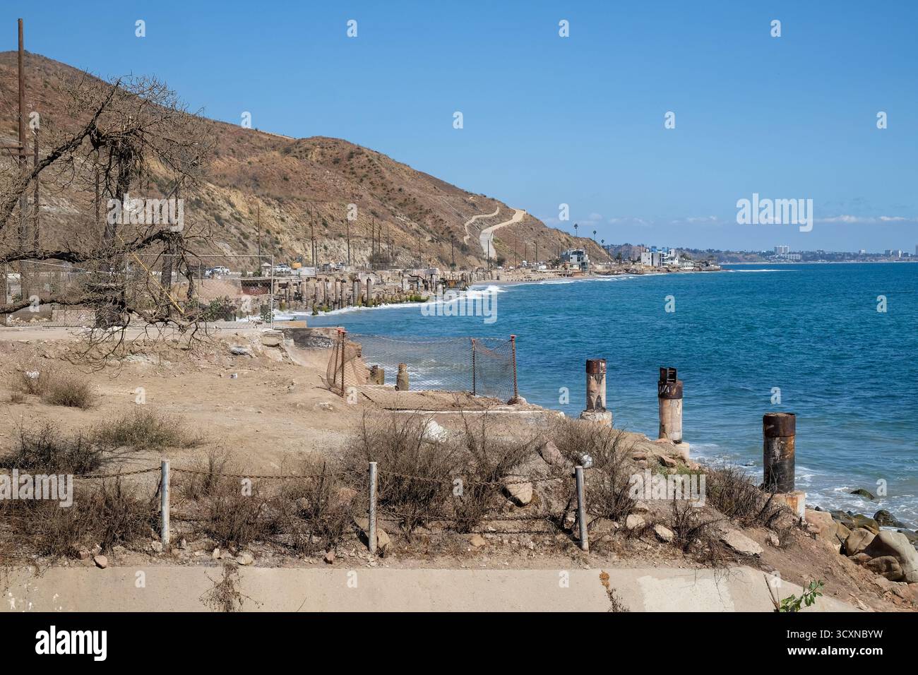 Restes de maisons sur la côte à Malibu détruites par l'incendie de Palisades en 2025, Californie, États-Unis Banque D'Images