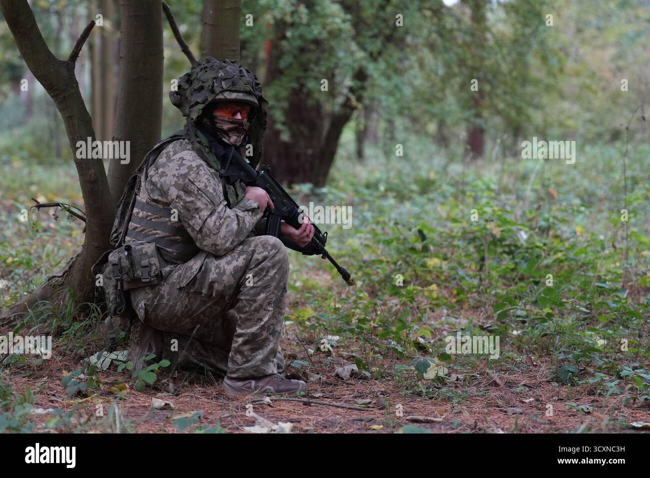 Les soldats ukrainiens, qui suivent encore leur formation de leadership dans le cadre de l’opération Interflex dirigée par le Royaume-Uni, participent à une formation en tranchées dispensée par des membres des gardes irlandais dans un camp d’entraînement de l’armée britannique dans l’est de l’Angleterre. Date de la photo : mercredi 15 octobre 2025. Banque D'Images