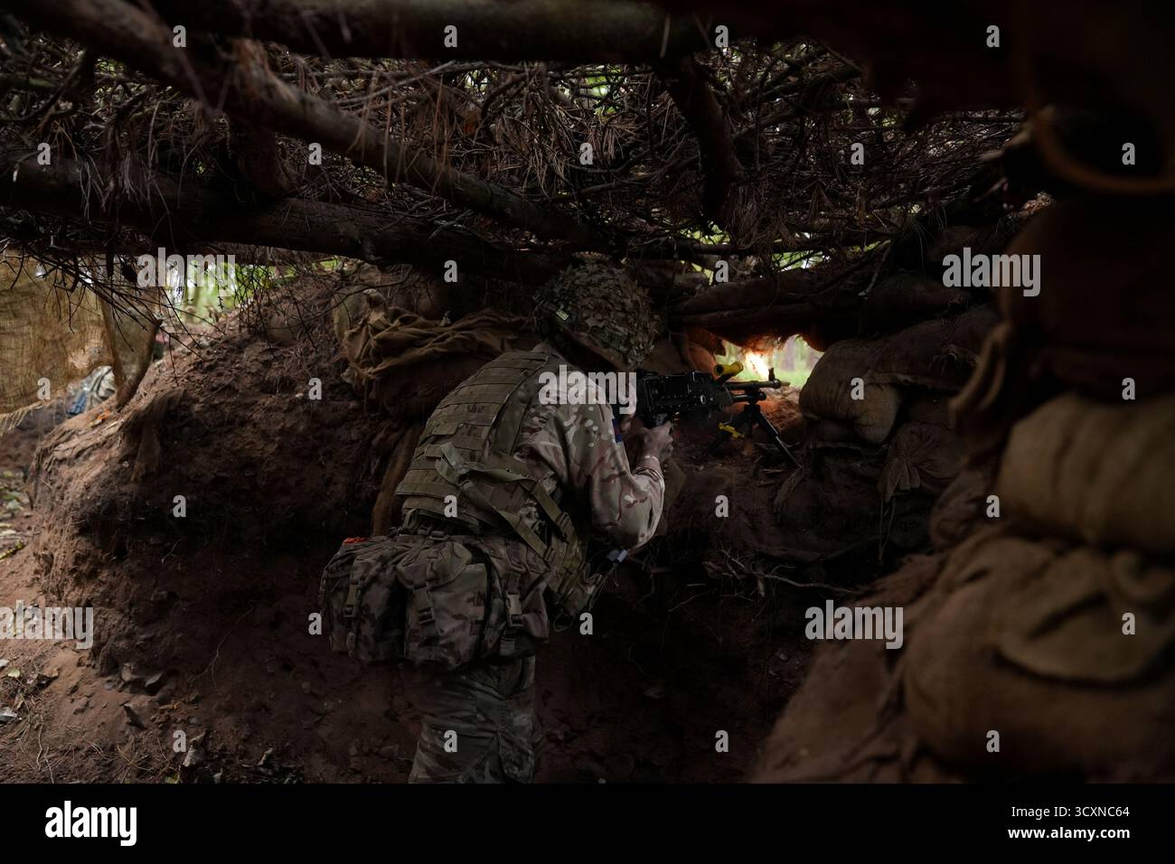 Les soldats ukrainiens, qui suivent encore leur formation de leadership dans le cadre de l’opération Interflex dirigée par le Royaume-Uni, participent à une formation en tranchées dispensée par des membres des gardes irlandais dans un camp d’entraînement de l’armée britannique dans l’est de l’Angleterre. Date de la photo : mercredi 15 octobre 2025. Banque D'Images