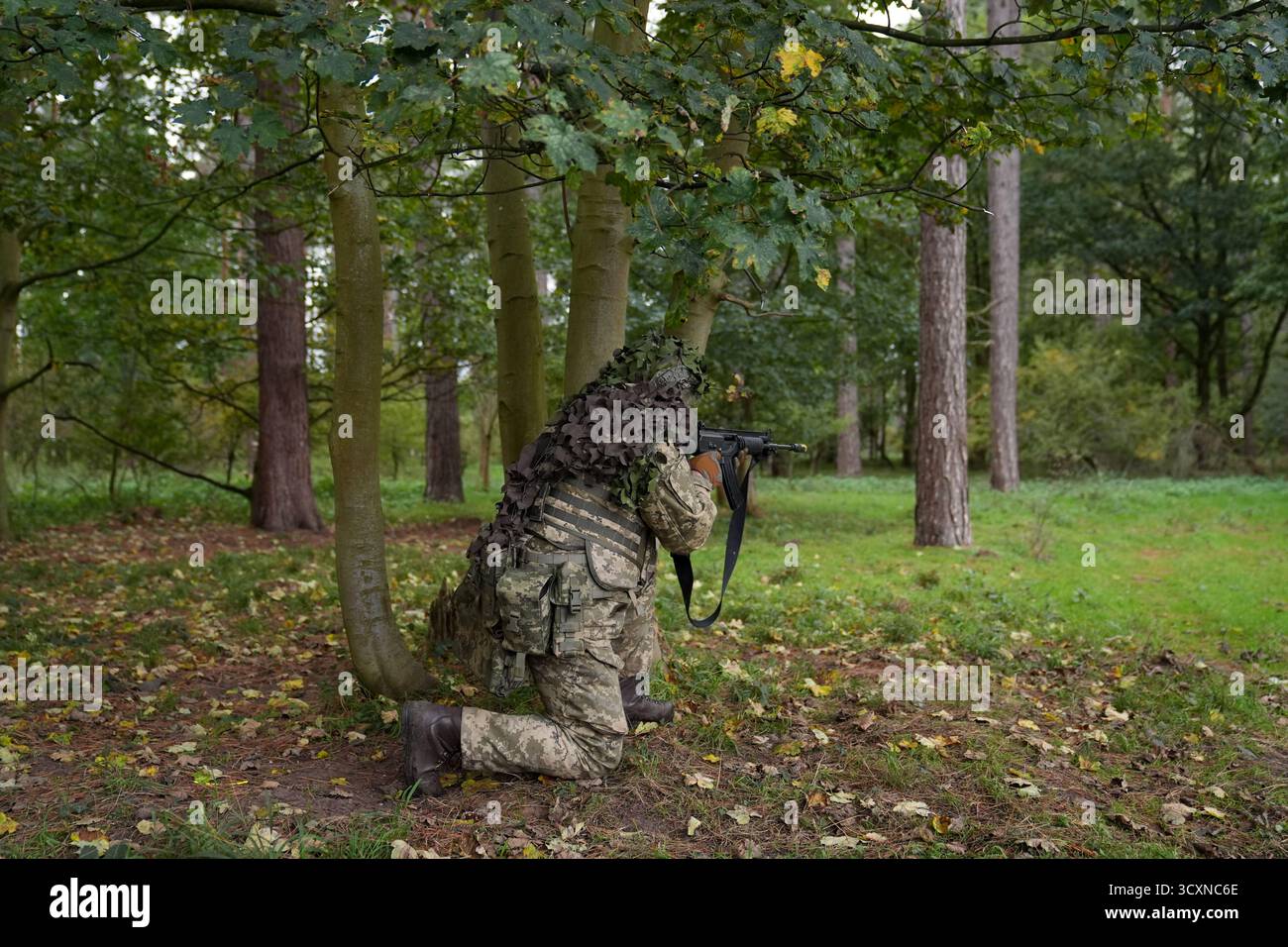 Les soldats ukrainiens, qui suivent encore leur formation de leadership dans le cadre de l’opération Interflex dirigée par le Royaume-Uni, participent à une formation en tranchées dispensée par des membres des gardes irlandais dans un camp d’entraînement de l’armée britannique dans l’est de l’Angleterre. Date de la photo : mercredi 15 octobre 2025. Banque D'Images
