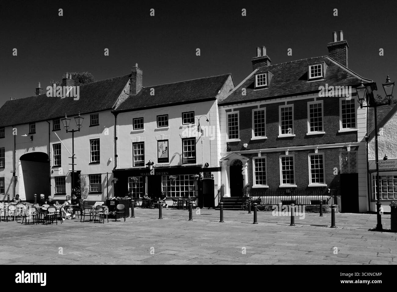 Boutiques et cafés sur la place du marché, ville d'Atherstone, Warwickshire, Angleterre, Royaume-Uni Banque D'Images