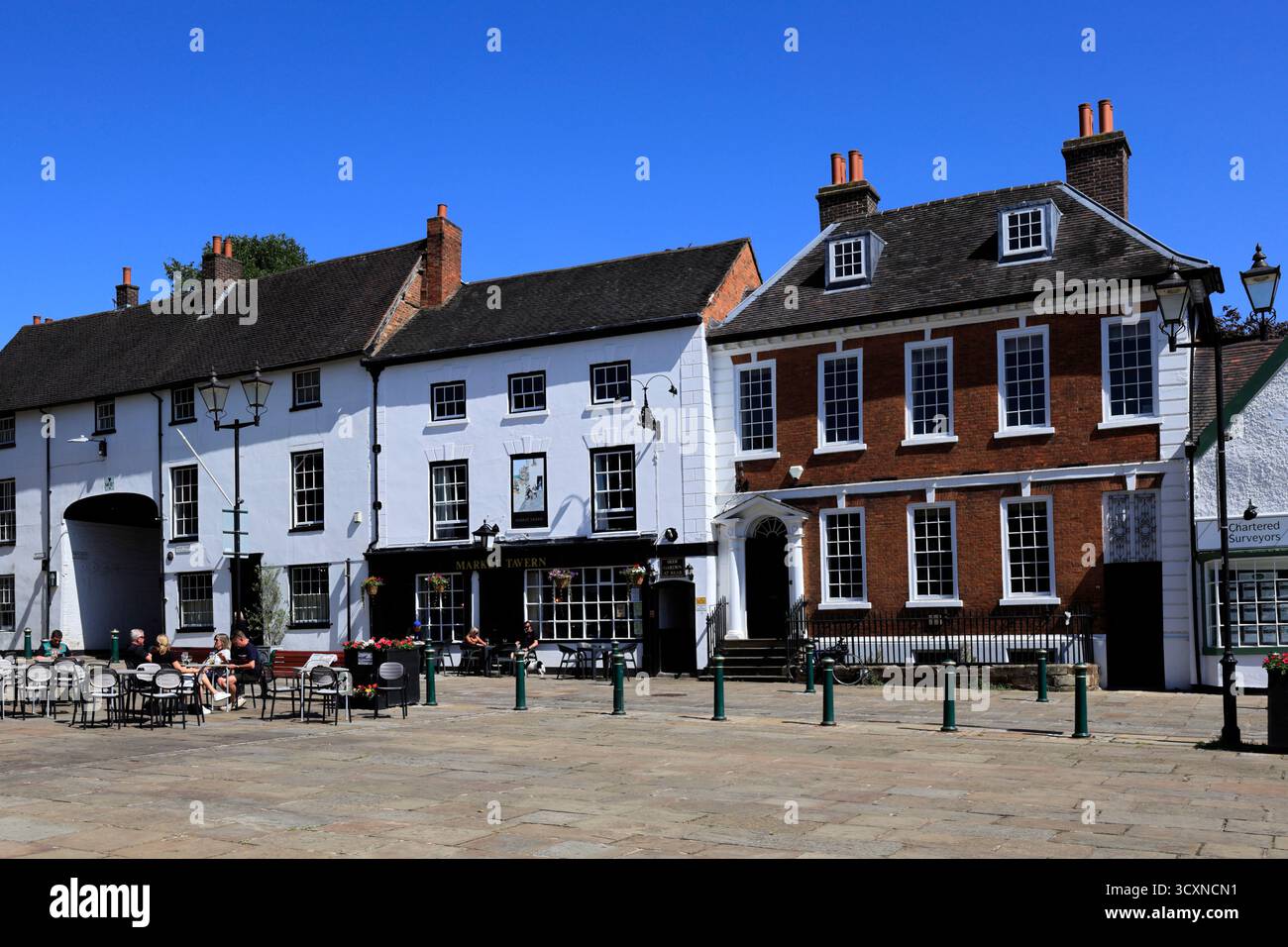 Boutiques et cafés sur la place du marché, ville d'Atherstone, Warwickshire, Angleterre, Royaume-Uni Banque D'Images