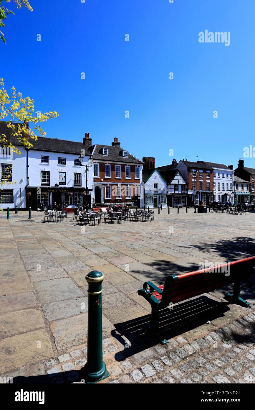 Boutiques et cafés sur la place du marché, ville d'Atherstone, Warwickshire, Angleterre, Royaume-Uni Banque D'Images