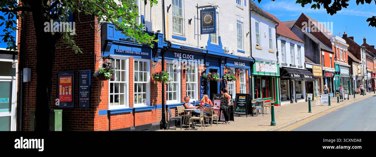 Boutiques et cafés le long de long Street, ville d'Atherstone, Warwickshire, Angleterre, Royaume-Uni Banque D'Images