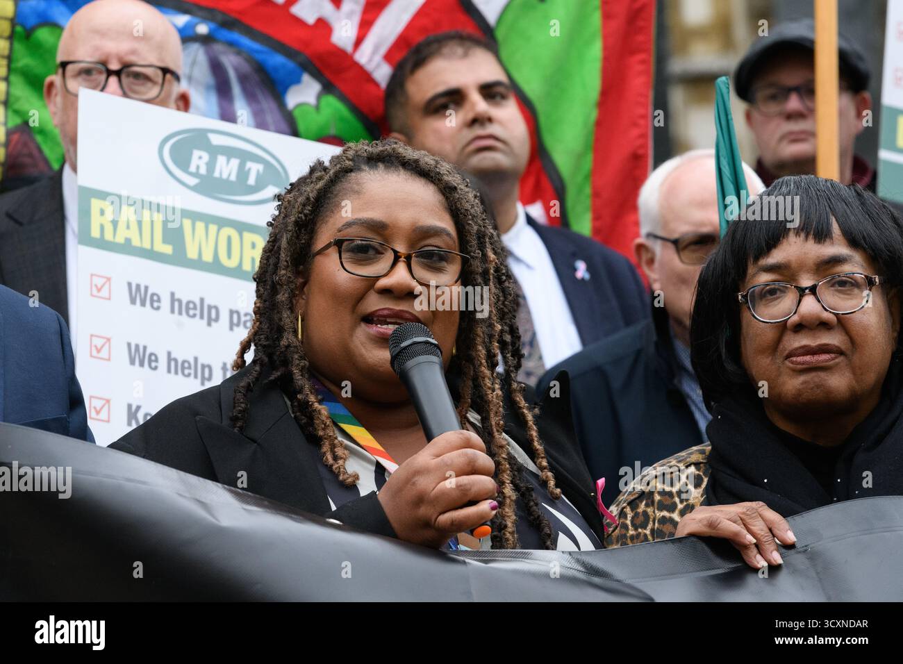 Londres, Royaume-Uni. 15 octobre 2025. Bell Ribeiro-Addy, députée travailliste de Clapham et Brixton Hill, s'adresse à un rassemblement syndical de la RMT devant le Parlement pour protester contre les changements apportés par le gouvernement au régime de visa pour travailleurs qualifiés qui, selon eux, mettent en danger les emplois et l'avenir de centaines de membres du personnel des chemins de fer et des tubes. Les changements incluent l'augmentation du salaire minimum et des niveaux de compétences requis pour obtenir un visa, dans une démarche décrite par les critiques comme le gouvernement travailliste de Sir Keir Starmers "se pliant au programme raciste" de Reform UK, qui est en avance dans les sondages politiques. Crédit : Ron Fassbender/Alamy Live News Banque D'Images