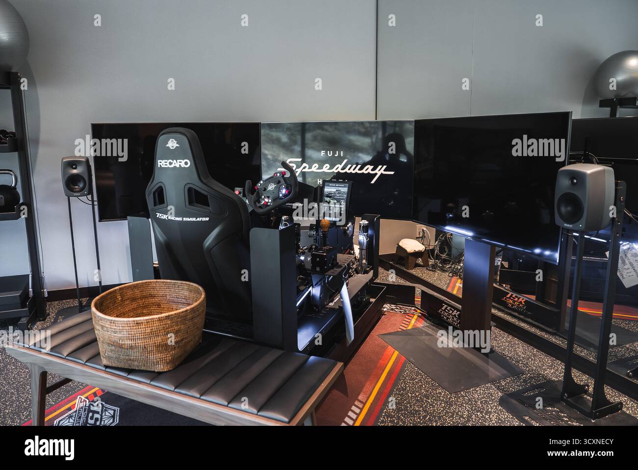 Simulateur de course avec siège RECARO et triple écran au Fuji Speedway Banque D'Images
