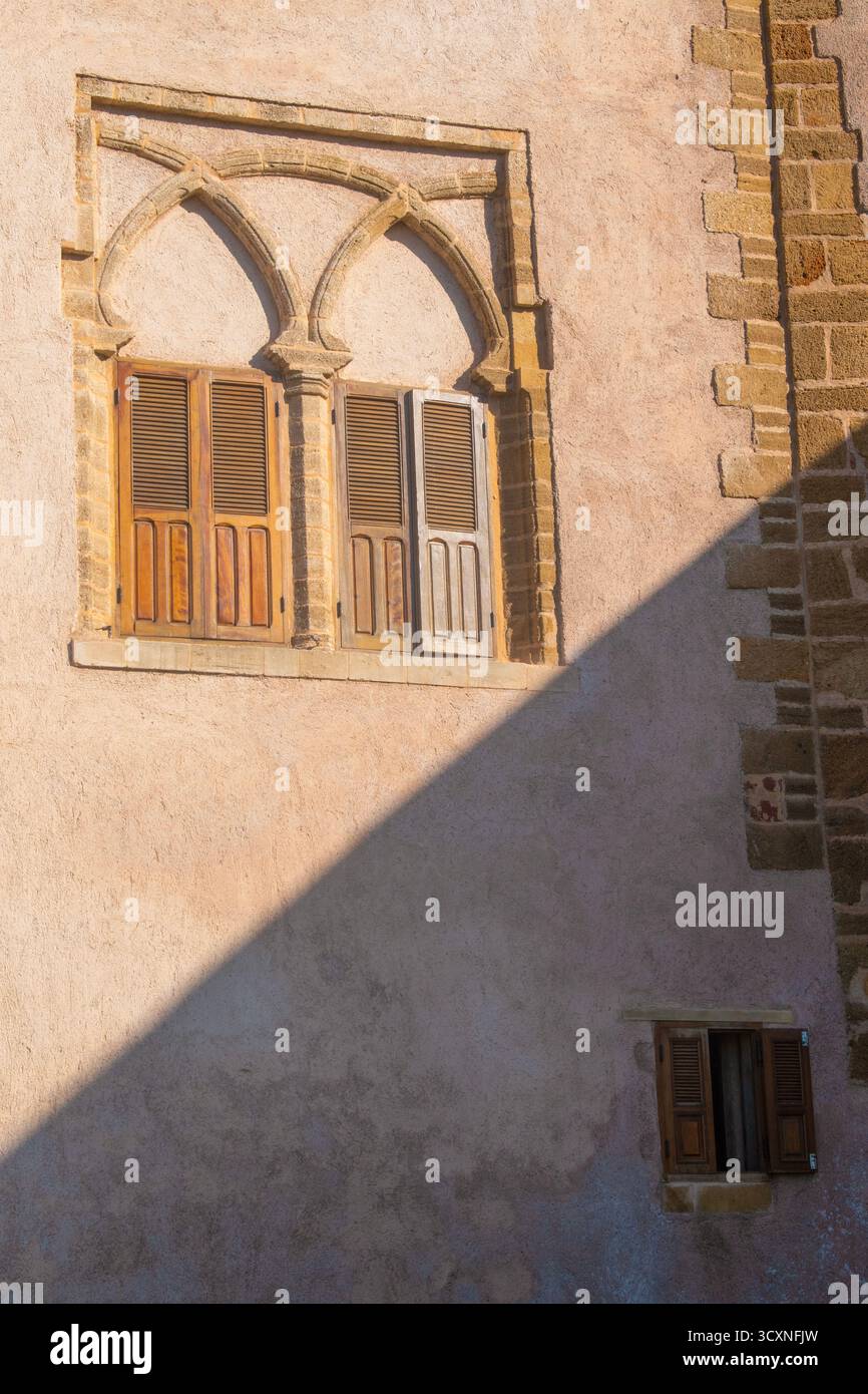 Afrique : détails d'un bâtiment typique de l'architecture islamique dans la médina de Rabat, la capitale du Maroc, horizon et détails architecturaux Banque D'Images