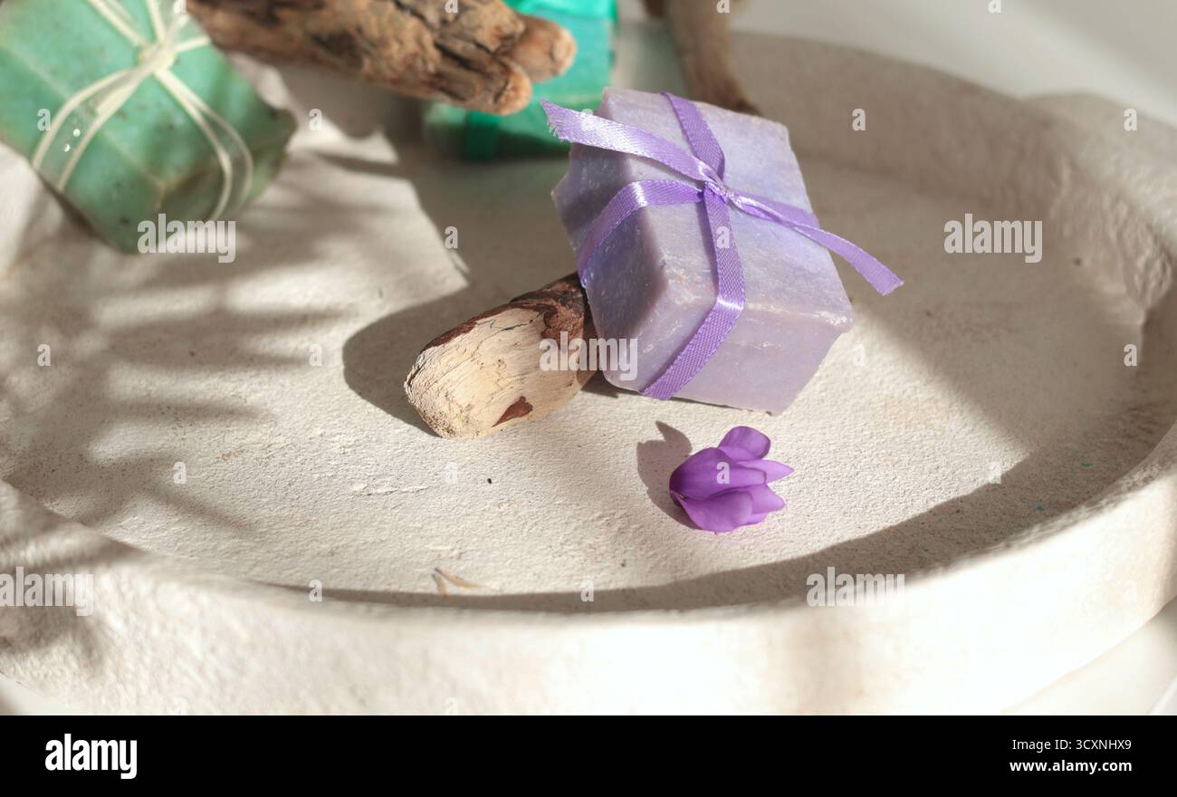 Cubes de savon naturel sur fond d'éléments naturels. Artisanat et passe-temps. Cosmétiques et beauté. Produits écologiques. Arrière-plan Banque D'Images