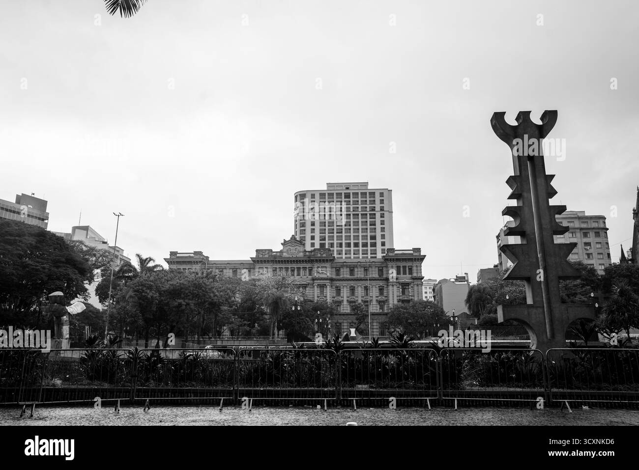 Vue en noir et blanc de la sculpture emblématique de São Paulo avec le palais de justice de Palácio da Justiça derrière elle dans le centre-ville de São Paulo, Brésil Banque D'Images