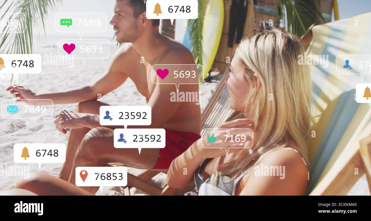 Couple défilant regardant les smartphones sur les chaises longues de station balnéaire de sable, avec des icônes de notification Banque D'Images