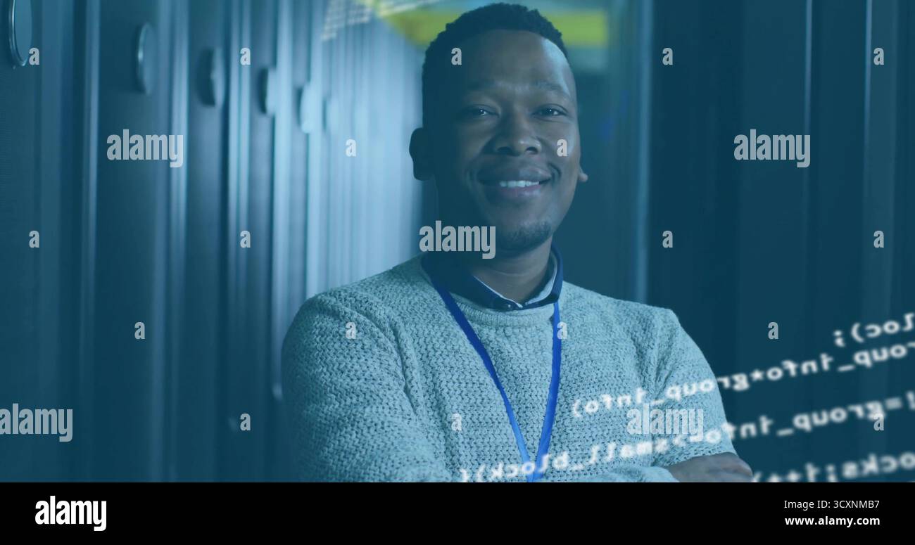 Ingénieur debout portant un pull et un badge dans le couloir du centre de données, les racks de serveurs et la superposition de code Banque D'Images