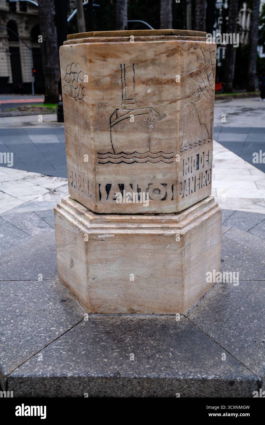 Un gros plan de la façade Santos du monument Marco Zero situé dans le centre-ville près de la cathédrale métropolitaine de Sé Banque D'Images