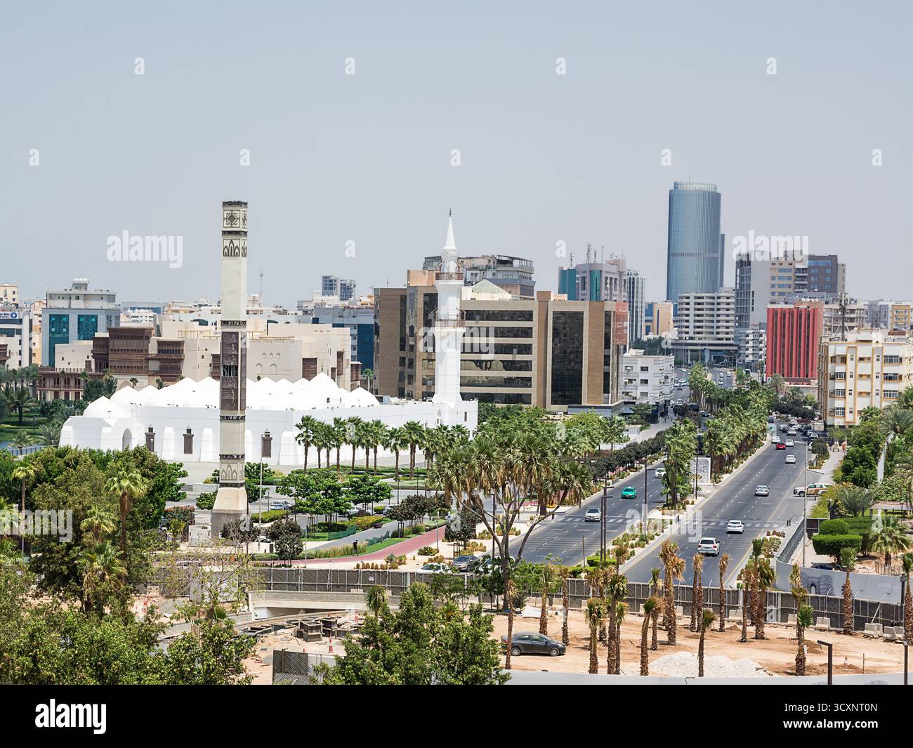 Djeddah, Arabie Saoudite – 20 avril 2025 : vue aérienne de la mosquée Jaffali à Djeddah avec des gratte-ciel modernes en arrière-plan Banque D'Images
