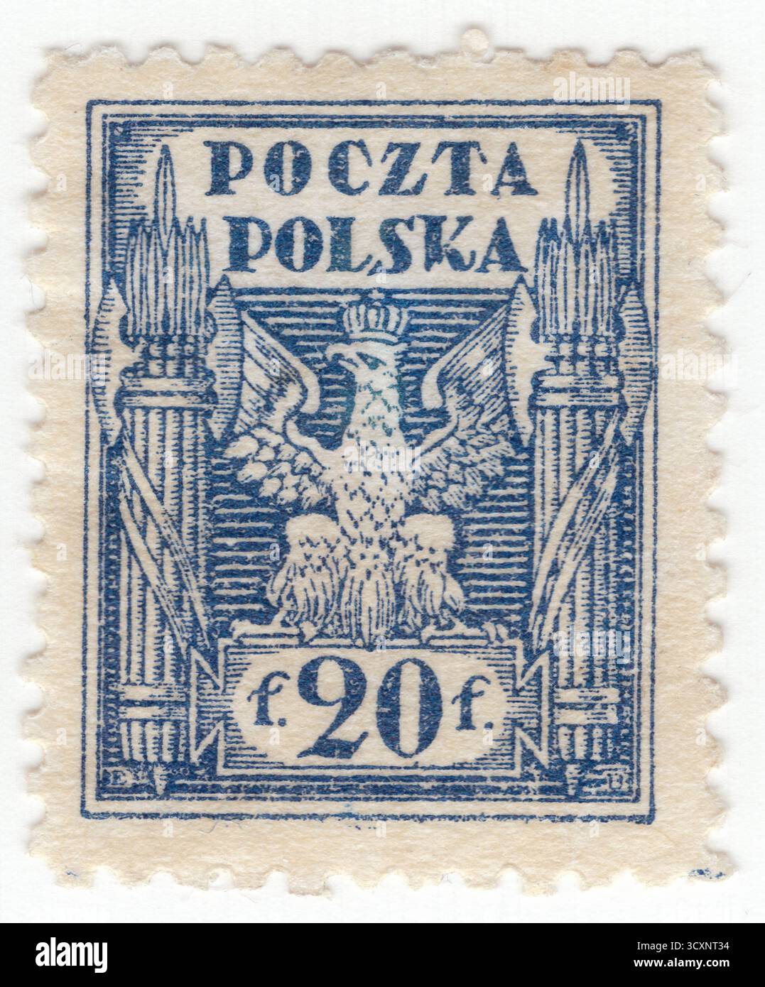 POLOGNE — 1919 : timbre-poste bleu foncé à 20 fenigi représentant un aigle polonais couronné, l'élément principal des armoiries. Numéro général pour le nord de la Pologne. Les armoiries de la Pologne sont un aigle blanc couronné avec un bec doré et des talons, sur un fond rouge. En Pologne, les armoiries dans leur ensemble sont appelées godło à la fois dans les documents officiels et les discours familiaux, malgré le fait que les autres armoiries sont généralement appelées une herbe . Cela provient du fait que dans l'héraldique polonaise, le mot godło signifie seulement une charge héraldique Banque D'Images