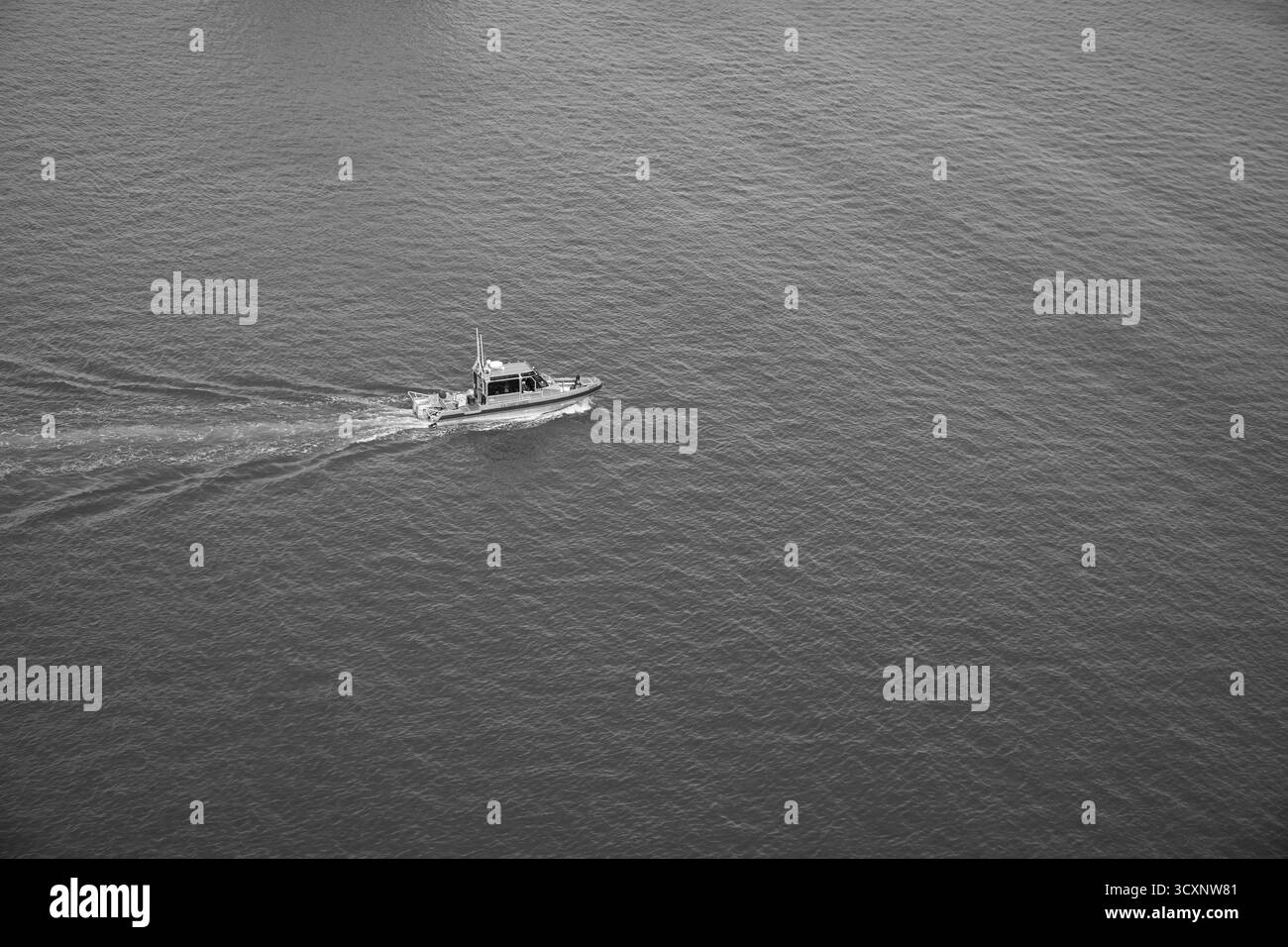 Image en noir et blanc d'un navire de la Garde côtière américaine patrouillant en eaux libres près de Port Canaveral Banque D'Images