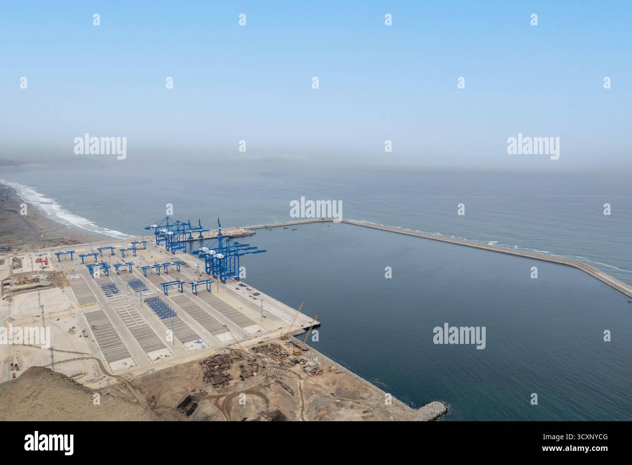 Un méga port de Chancay. Un ciel bleu avec un grand plan d'eau et un grand port. L'eau est calme et le ciel dégagé Banque D'Images Un méga port de Chancay. Un ciel bleu avec un grand plan d'eau et un grand port. L'eau est calme et le ciel dégagé Banque D'Images