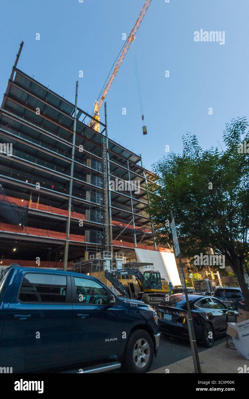 Un camion bleu est garé devant un grand bâtiment. Le camion est un Dodge Ram 1500 Banque D'Images Un camion bleu est garé devant un grand bâtiment. Le camion est un Dodge Ram 1500 Banque D'Images