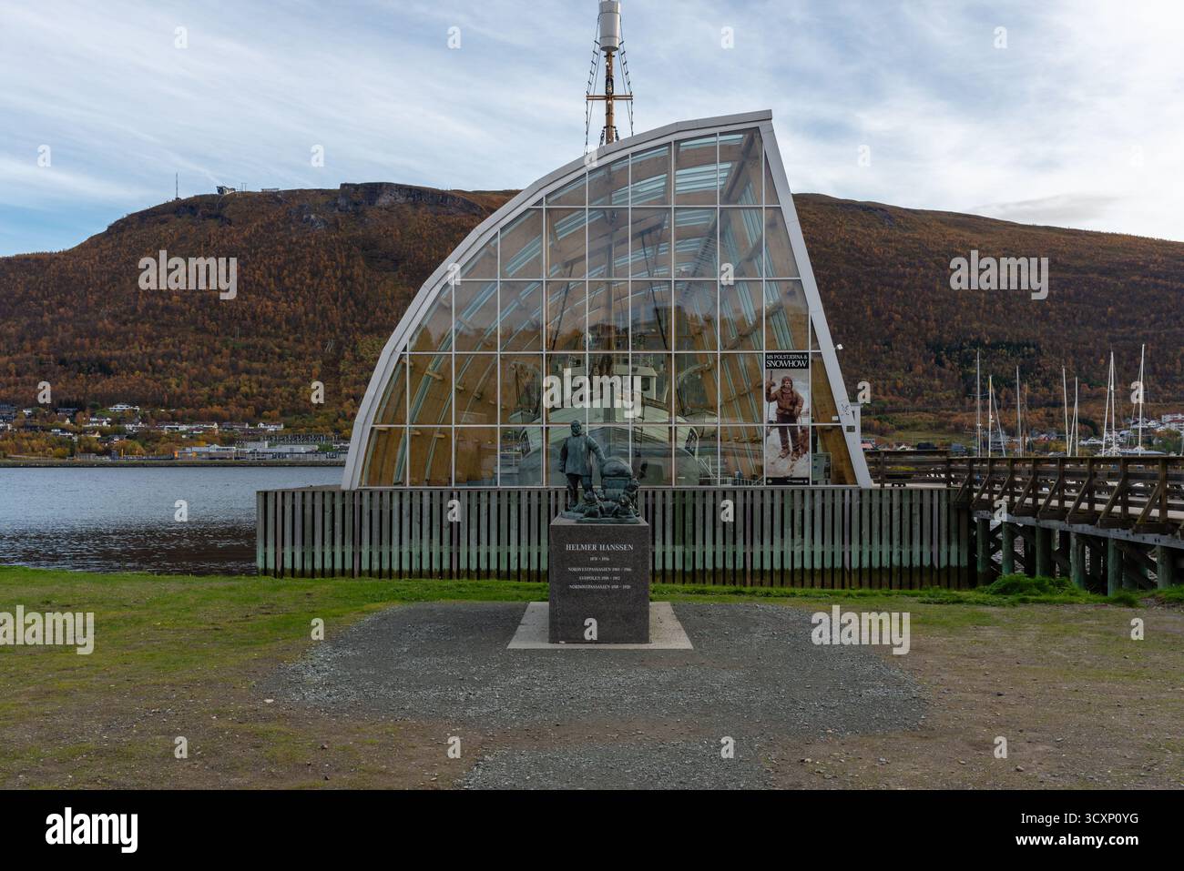 Une statue du marin norvégien, pilote et explorateur polaire Helmer Hanssen devant le MS Polstjerna, le navire baleinier le mieux conservé de Norvège Banque D'Images