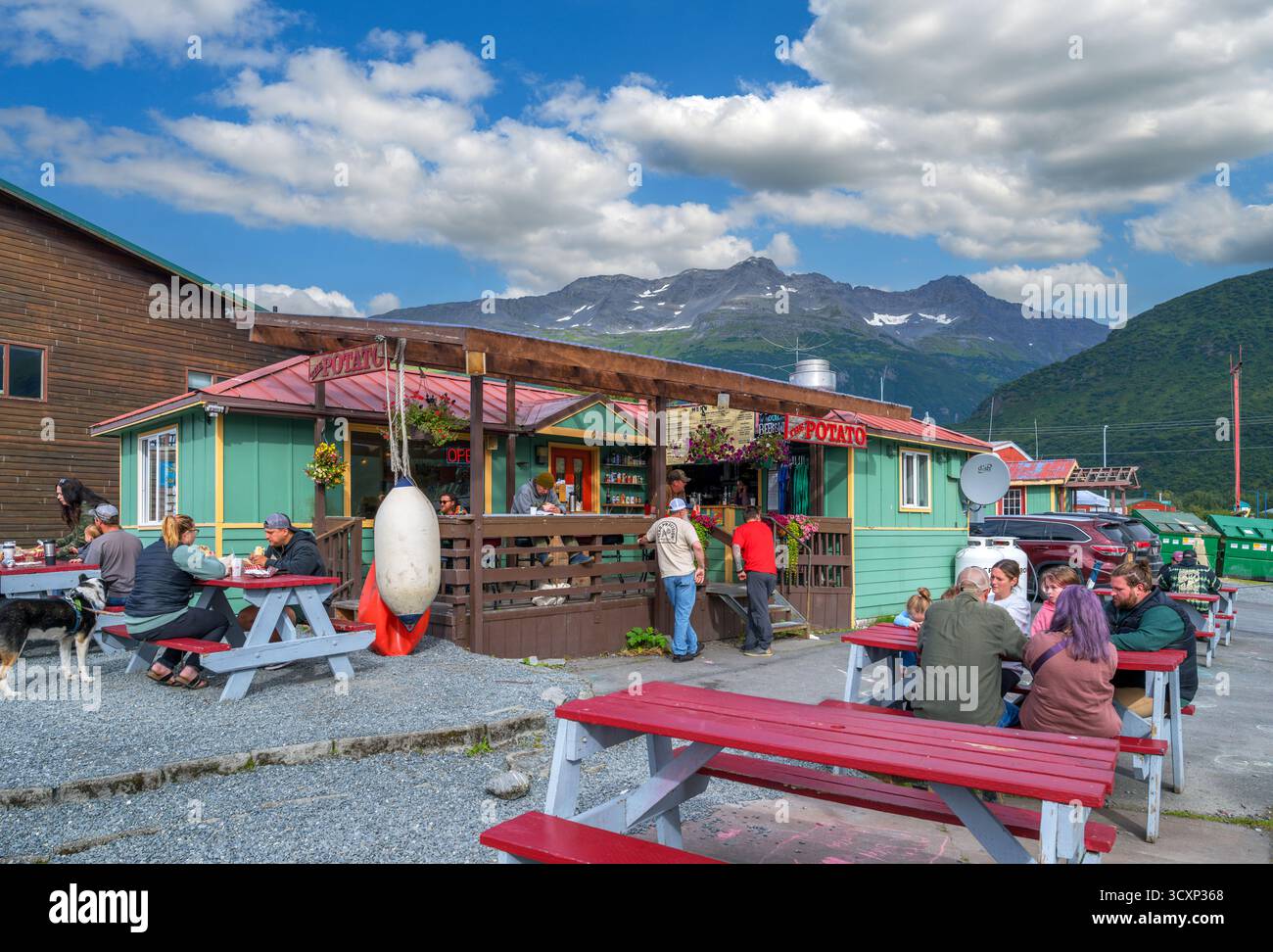 Les gens assis devant le restaurant Potato sur N Harbor Drive dans le centre-ville de Valdez, Alaska, États-Unis Banque D'Images