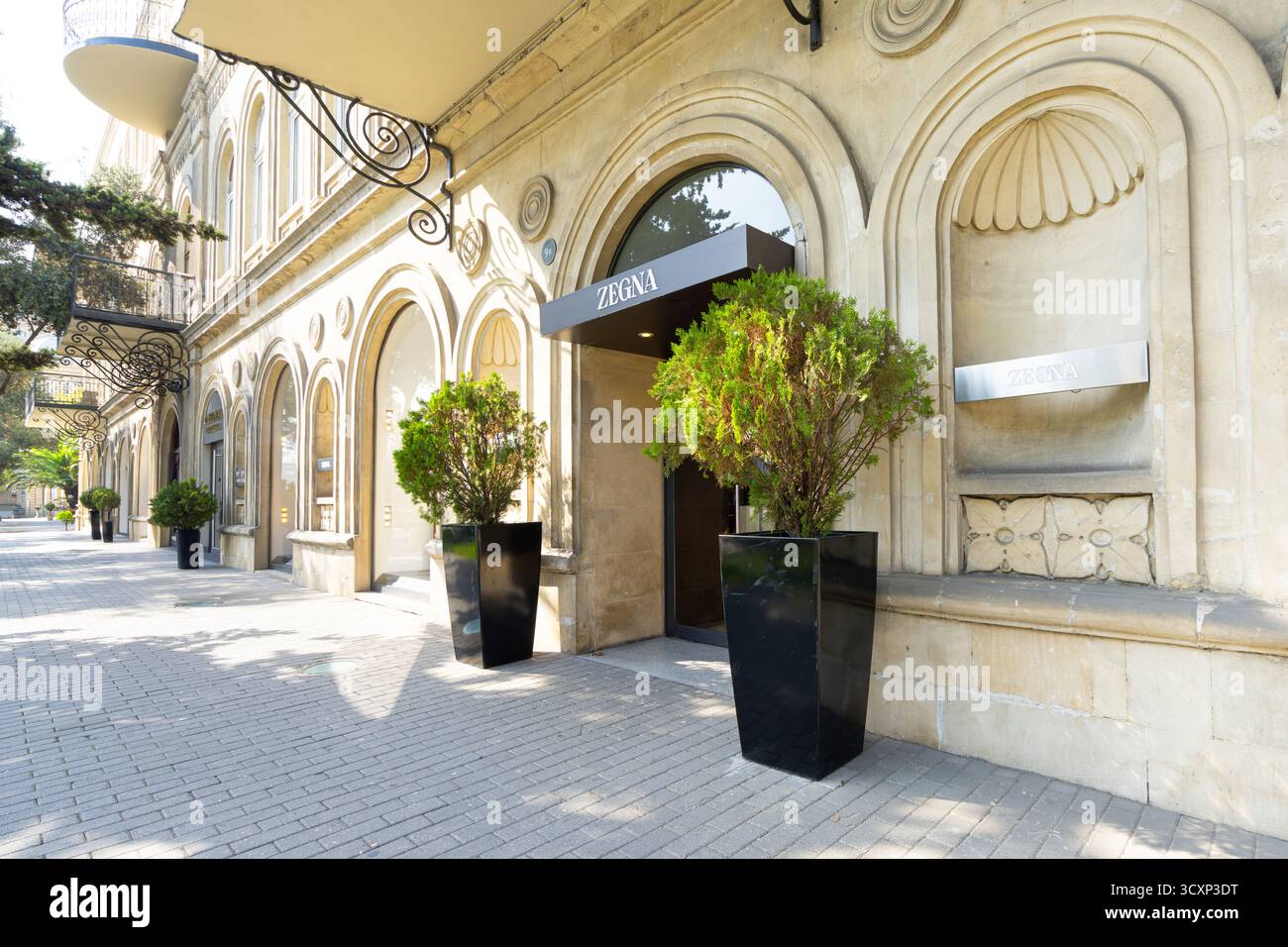 Bakou, Azerbaïdjan. 9 octobre 2025. Vue extérieure du magasin de marque de luxe Zegna dans le centre-ville Banque D'Images