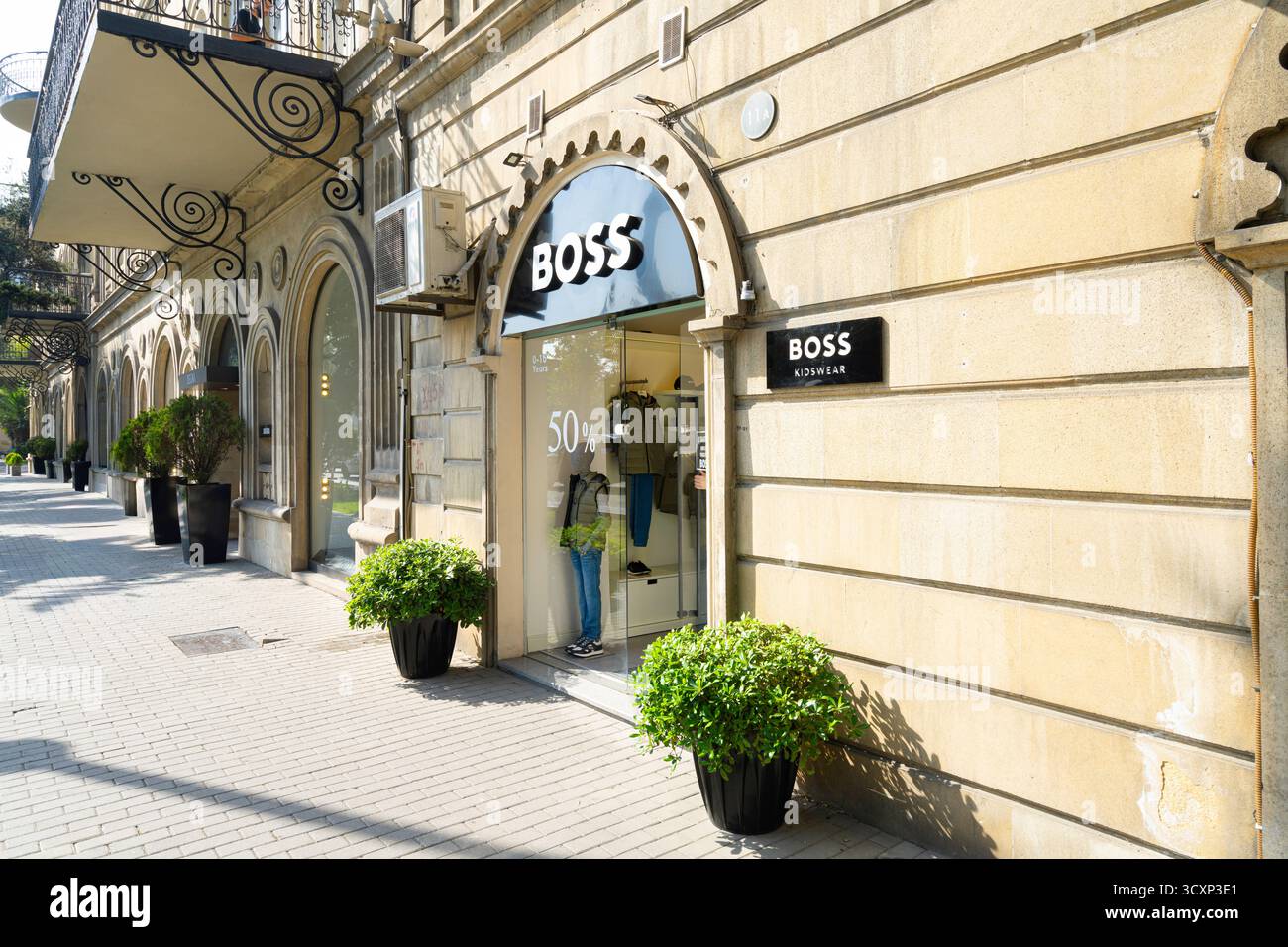 Bakou, Azerbaïdjan. 9 octobre 2025. Vue extérieure du magasin de la marque de luxe Boss en centre-ville Banque D'Images