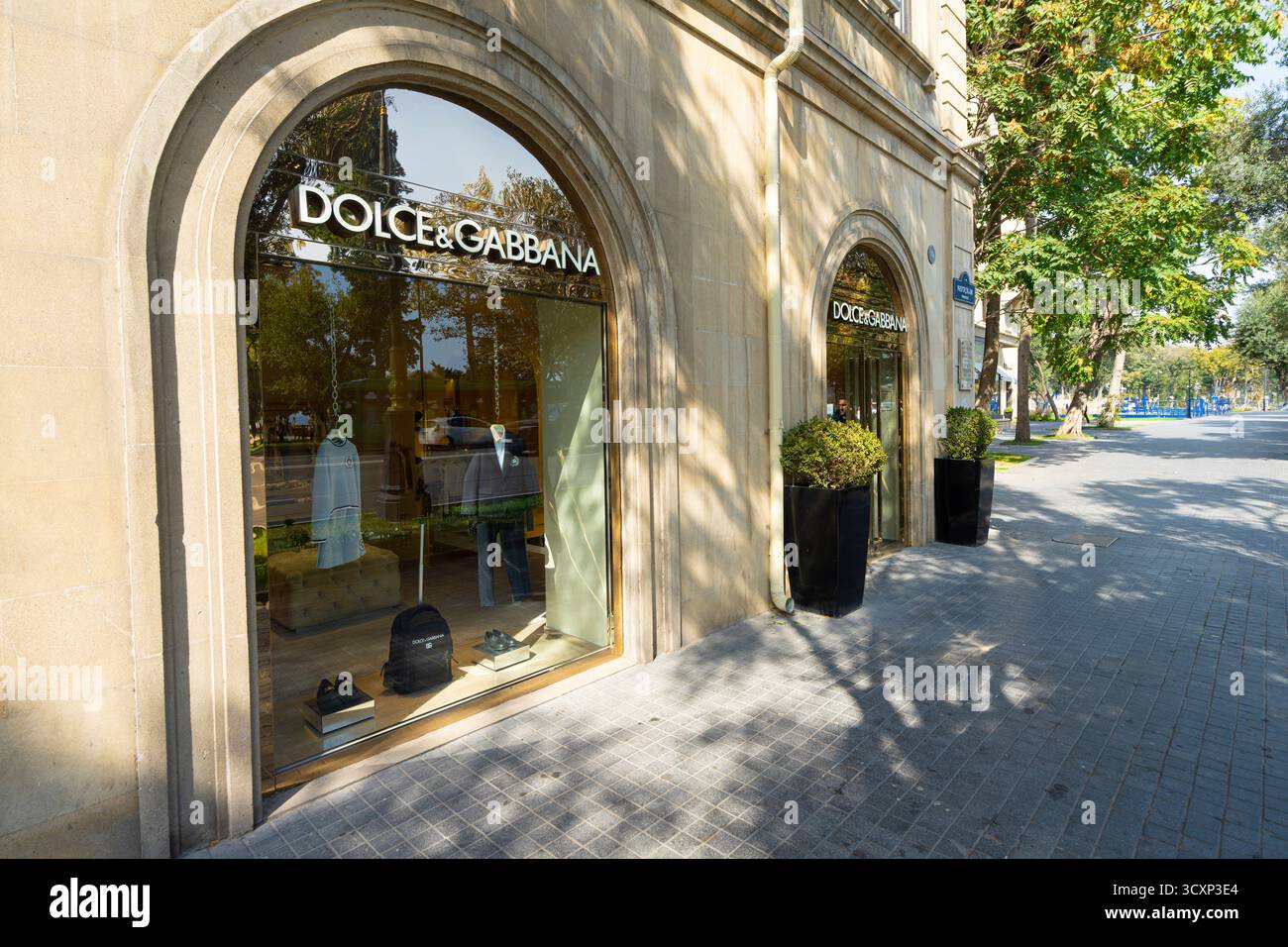Bakou, Azerbaïdjan. 9 octobre 2025. Vue extyernale sur le magasin de marque de luxe Dolce & Gabbana dans le centre-ville Banque D'Images