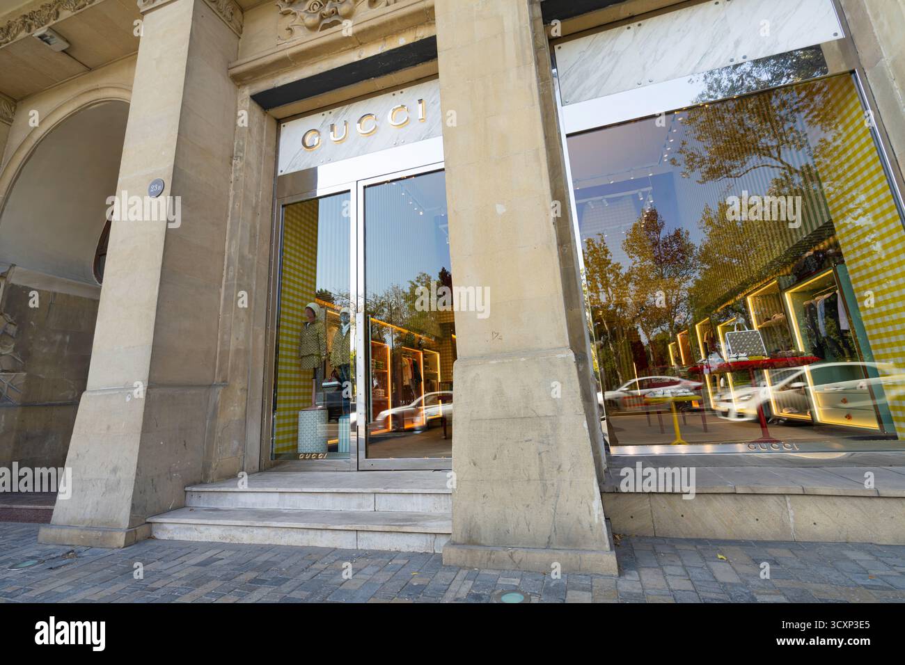 Bakou, Azerbaïdjan. 9 octobre 2025. Vue extérieure du magasin de la marque de luxe Gucci en centre-ville Banque D'Images