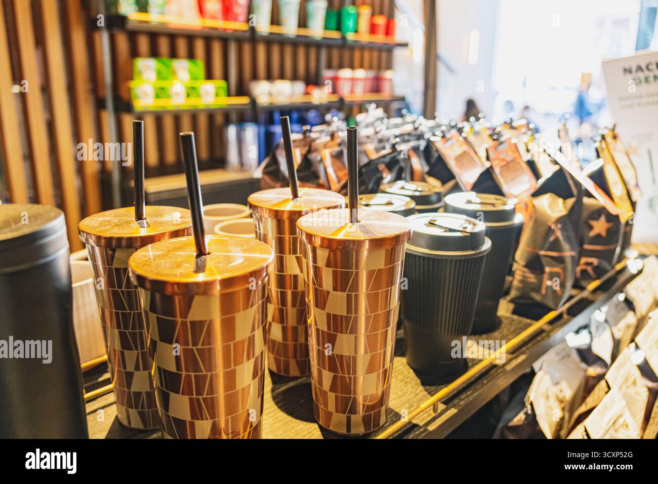 Tasses réutilisables des fêtes avec pailles en montre à l'intérieur du café Starbucks Banque D'Images