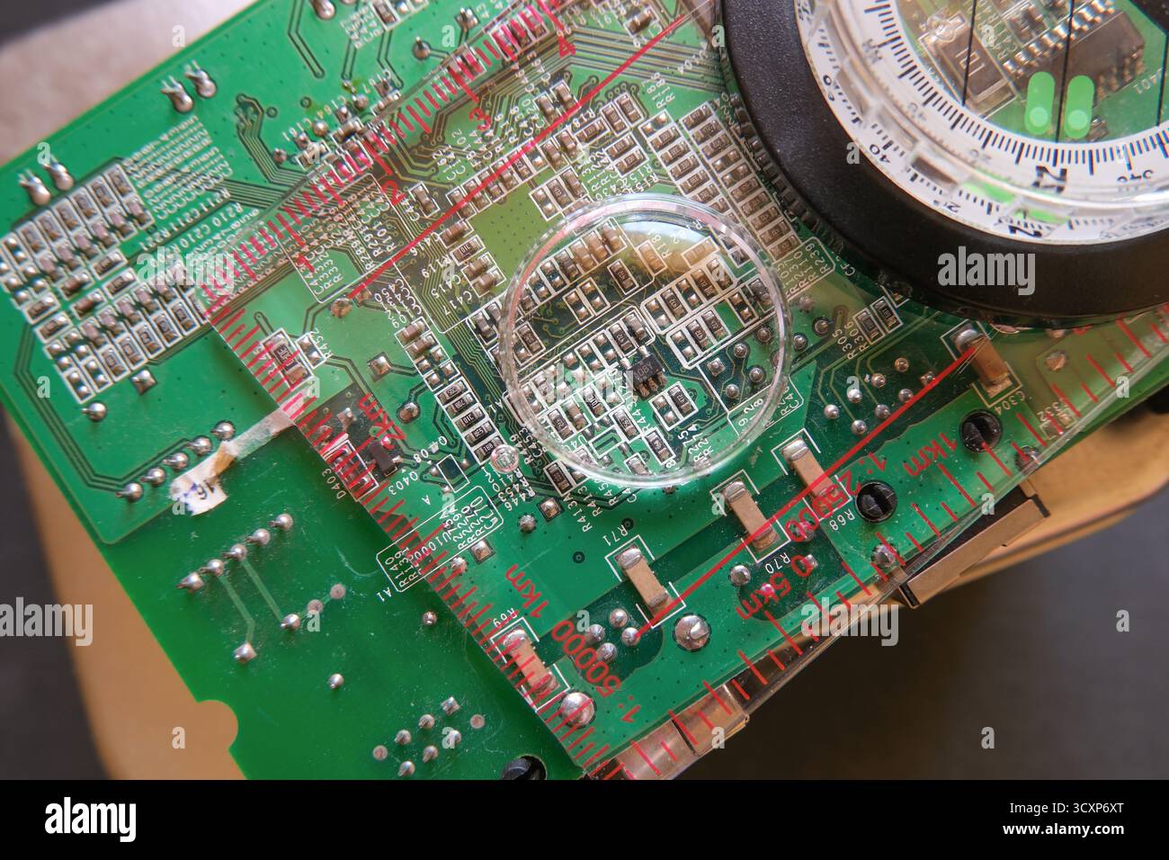Une vue rapprochée du monde microélectronique : un circuit sous la loupe. Foyer sélectionné. Banque D'Images