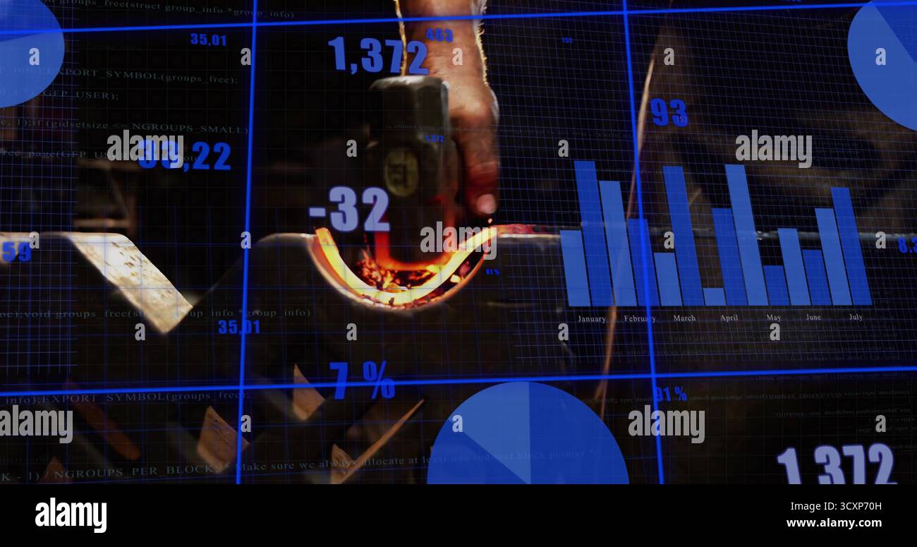 Tenir le métal incurvé brillant avec des pinces dans la main gantée à l'atelier, avec des superpositions d'interface numérique Banque D'Images