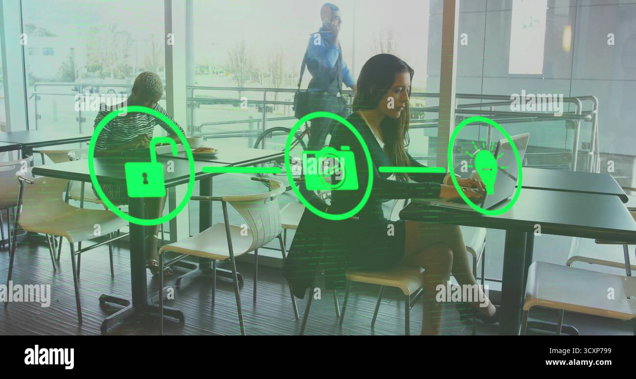 Dactylographiant femme portant une veste sur ordinateur portable dans un café avec des icônes vertes d'ampoule de caméra cadenas, espace de copie Banque D'Images