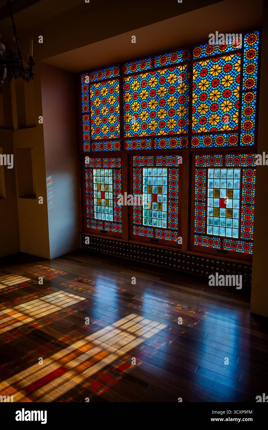 Reflets lumineux vibrants des vitraux traditionnels shabaka éclairant un parquet à l'intérieur du Palais d'hiver de Shaki Khan à Shaki, Banque D'Images