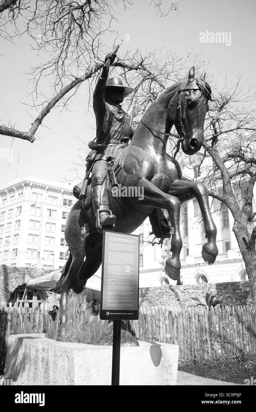 Vue en noir et blanc du Buffalo Soldier Monument - bronze équestre sur le terrain d'Alamo - avec cavalier levant le bras Banque D'Images