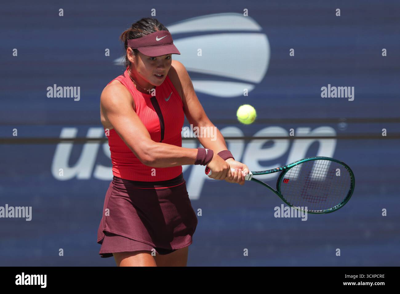 La joueuse de tennis britannique Emma Raducanu (GBR) en action aux US Open Championships 2025, USTA Billie Jean King National Tennis Center, Flushing Meadows, Banque D'Images