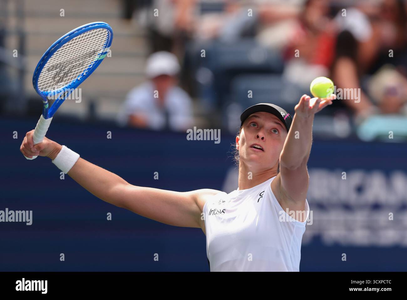 Le joueur de tennis polonais IgA Swiatek (POL) en action aux US Open Championships 2025, USTA Billie Jean King National Tennis Center, Flushing Meadows, ne Banque D'Images