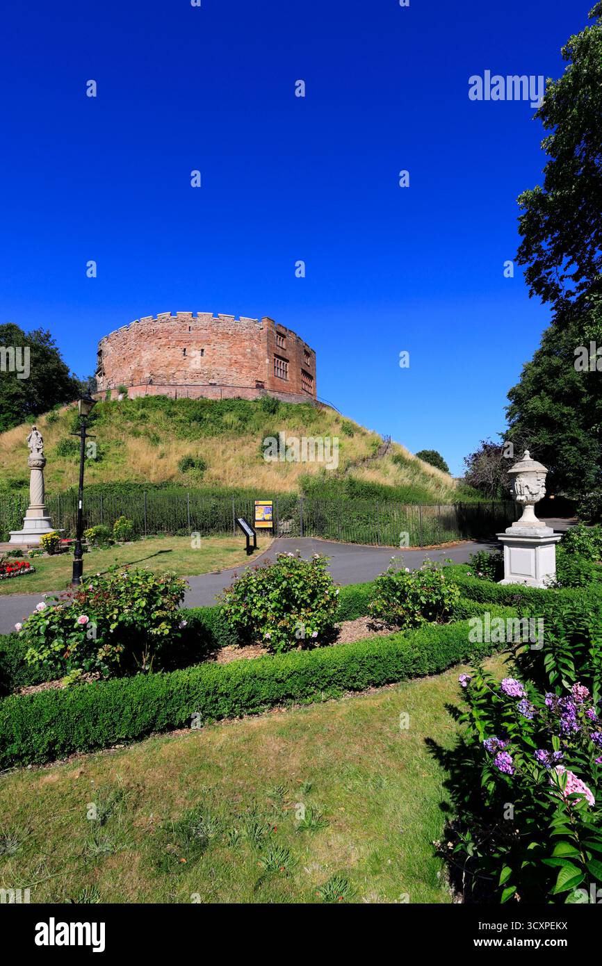 Vue estivale sur le château et les jardins de Tamworth, ville de Tamworth, Staffordshire, Angleterre, Royaume-Uni Banque D'Images