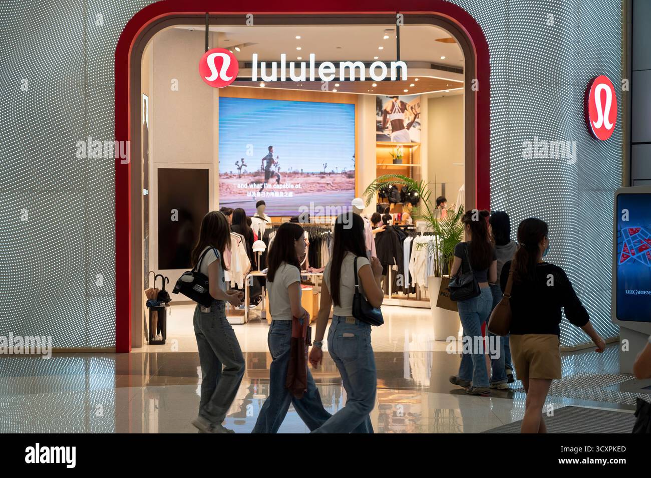 Les acheteurs sont vus au magasin Lululemon, groupe canadien de vêtements de sport, à Hong Kong. Banque D'Images