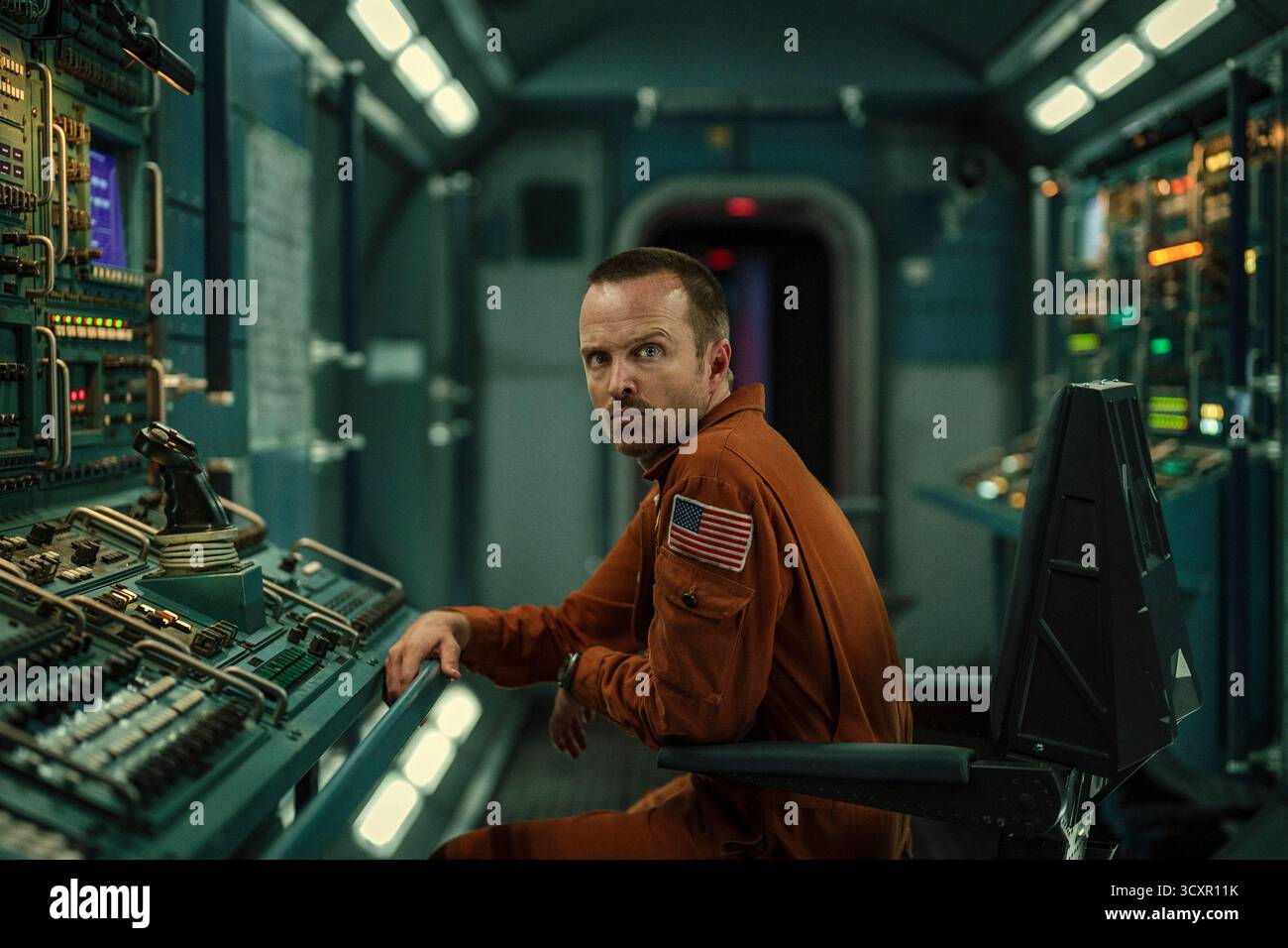 Black Mirror (2011-) série télévisée créée par Charlie Brooker et mettant en vedette Aaron Paul, Josh Hartnett et Kate Mara. Deux astronautes dans un autre 1969 endurent une mission spatiale isolée avec la technologie qui leur permet d'habiter des répliques androïdes sur Terre jusqu'à ce que l'un d'entre eux souffre d'une tragédie dévastatrice. 2023 publicité de la saison 6, épisode 3 « Beyond the Sea » À USAGE ÉDITORIAL EXCLUSIF. Crédit : BFA / Netflix Banque D'Images