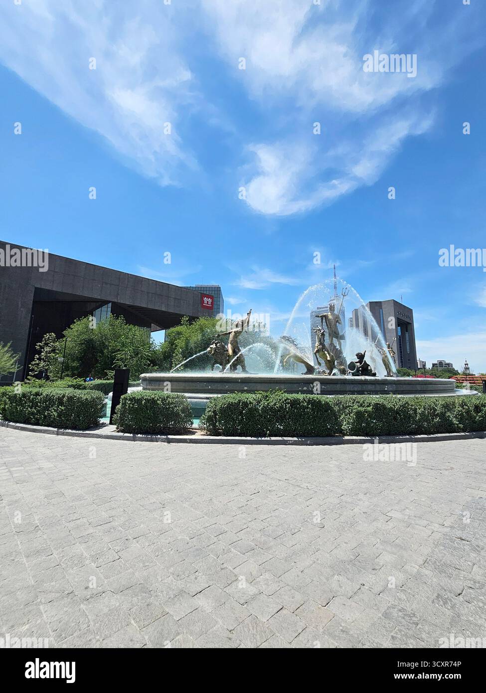 Monterrey, Nuevo Leon, Mexique - 30 juillet 2025 : la fontaine de Neptune ou de la vie est le monument central de la Macroplaza de la ville de Monterrey Banque D'Images