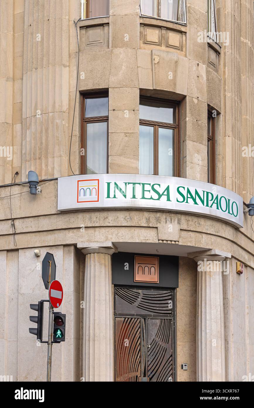 Timisoara, Roumanie - 24 septembre 2025 : Banque italienne Intesa Sanpaolo au boulevard de la Révolution 1989 dans le centre-ville. Banque D'Images