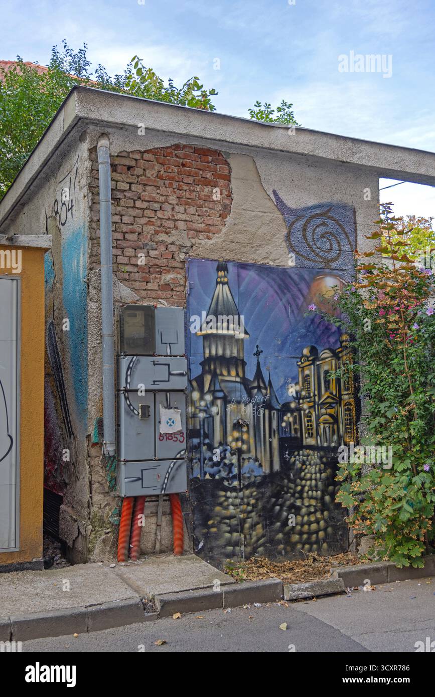 Timisoara, Roumanie - 24 septembre 2025 : magnifique art de rue mural à Old transformer Station Utility Building Wall Town Centre Autumn Day Travel. Banque D'Images