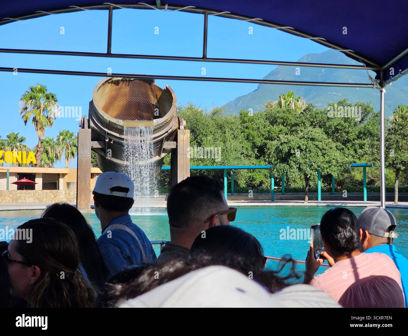 Monterrey, Nuevo Leon, Mexique - 29 juillet 2025 : visite touristique du Paseo Santa Lucia à Monterrey en bateau du centre-ville au parc Fundidora Banque D'Images